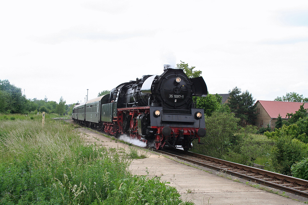 35 1097 mit einem Pendel-Sonderzug zwischen Schmierchau und Kayna zum „Tag der Umwelt“ bei der WISMUT-Bahn in Ronneburg (Raitzhain, 28.05.2011)