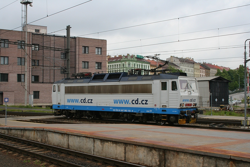 362 110 auf Rangierfahrt (Praha hl. n., 25.05.2013)