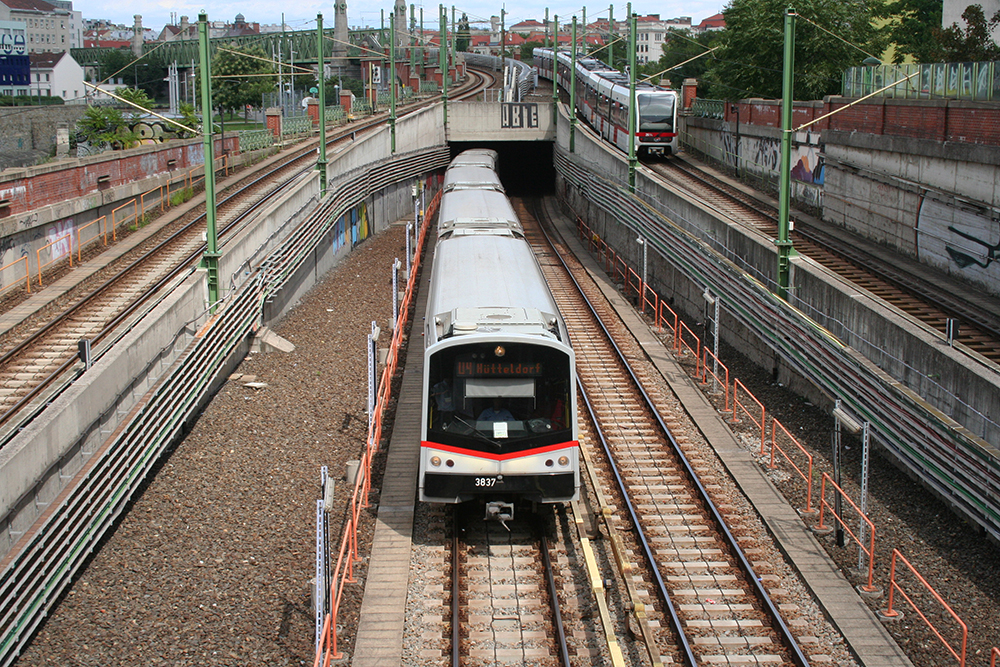 3837 auf der U4 (Heiligenstadt – Htteldorf) an der Station Lngenfeldgasse (08.08.2012)