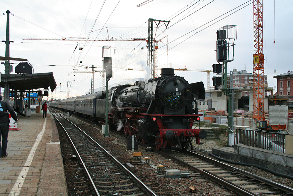 41 018 der Dampflok-Gesellschaft Mnchen e.V. mit dem  Christkindl-Dampfzug  Augsburg - Innsbruck in Mnchen-Pasing (18.12.2011)