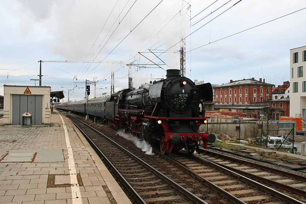 41 018 der Dampflok-Gesellschaft Mnchen e.V. mit dem  Christkindl-Dampfzug  Augsburg - Innsbruck bei der Abfahrt in Mnchen-Pasing (18.12.2011)