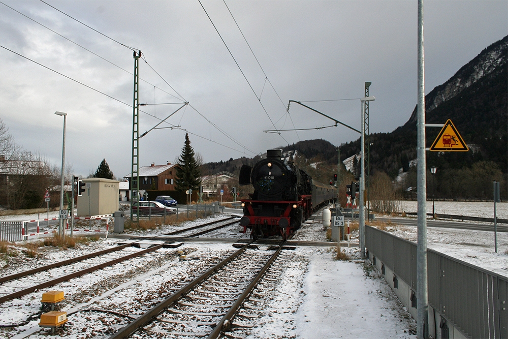 41 018 der Dampflok-Gesellschaft Mnchen e.V. mit dem  Christkindl-Dampfzug  Augsburg - Innsbruck bei der Durchfahrt in Eschenlohe (18.12.2011)
