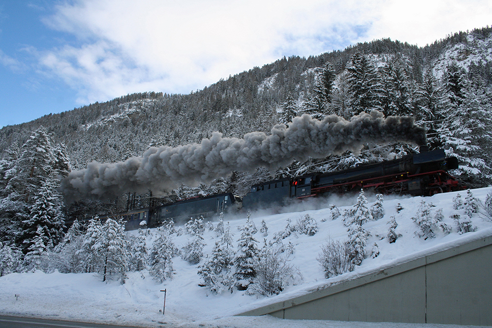 41 018 der Dampflok-Gesellschaft Mnchen e.V. mit dem  Christkindl-Dampfzug  Augsburg - Innsbruck nahe Seefeld in Tirol (18.12.2011)