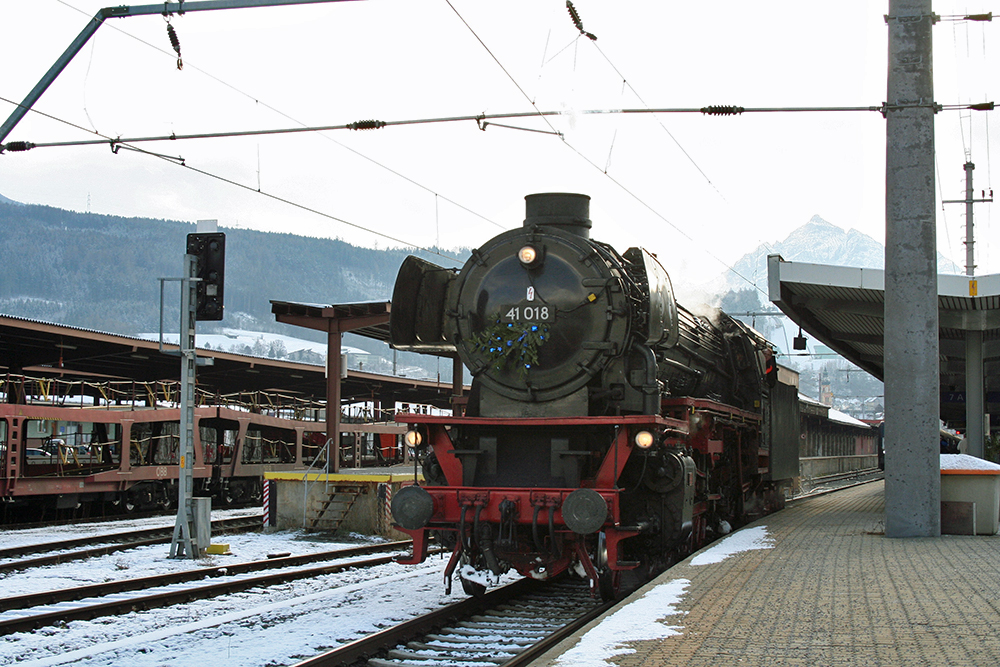 41 018 der Dampflok-Gesellschaft Mnchen e.V. in Innsbruck Hbf. (18.12.2011)