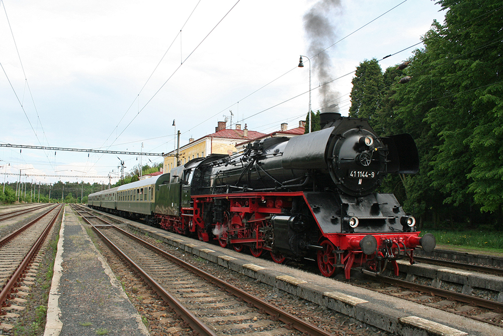41 1144 der IGE Werrabahn Eisenach mit einem Sonderzug von Cheb (Eger) nach Gera in Frantiskovy Lazne (Franzensbad) (21.05.2011)
