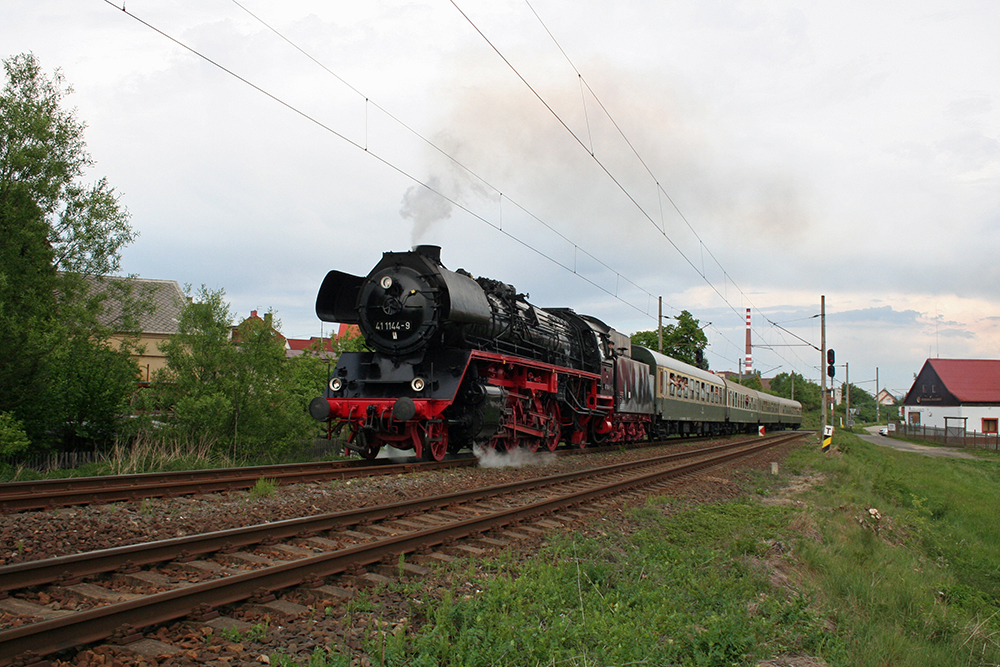 41 1144 der IGE Werrabahn Eisenach mit einem Sonderzug von Cheb (Eger) nach Gera kurz nach der Abfahrt in Frantiskovy Lazne (Franzensbad) (21.05.2011)