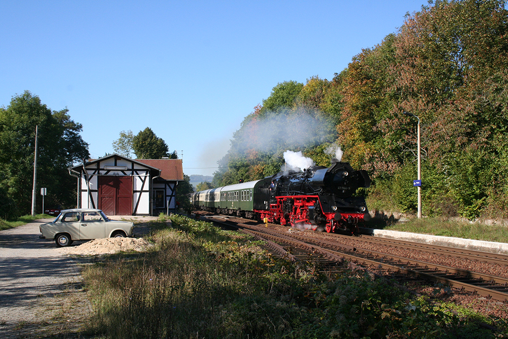 41 1144 der IGE Werrabahn Eisenach mit dem  Rotkppchen-Express 2  von Altenburg nach Freyburg/Unstrut in Haynsburg (01.10.2011)