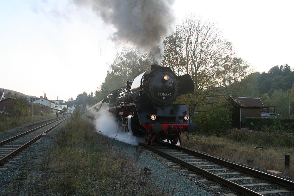 41 1144 der IGE Werrabahn Eisenach mit dem „Elstertal-Express“ von Cheb (Eger) nach Gera bei der Abfahrt in Elsterberg (23.10.2011)