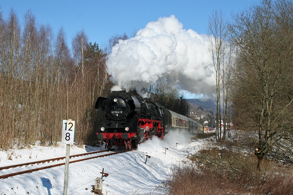 41 1144 der IGE Werrabahn Eisenach mit dem  Rodelblitz  von Eisenach nach Arnstadt bei der Abfahrt in Steinbach-Hellenberg (28.01.2012)