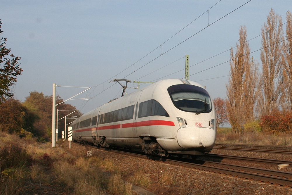 411 002 („Neubrandenburg“) und 415 023 („Hansestadt Greifswald“) als ICE 1611 (Berlin – Leipzig – Mnchen) (Schkortleben, 06.11.2011)
