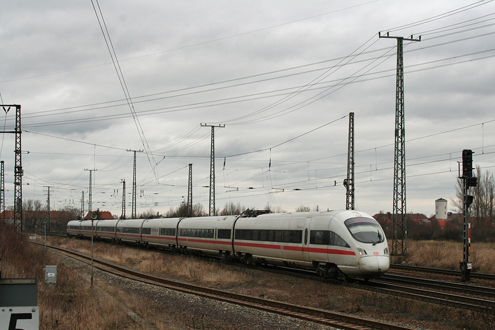 411 003 („Paderborn“) als ICE 109 (Hamburg – Leipzig – Innsbruck) (Grokorbetha, 18.02.2012)
