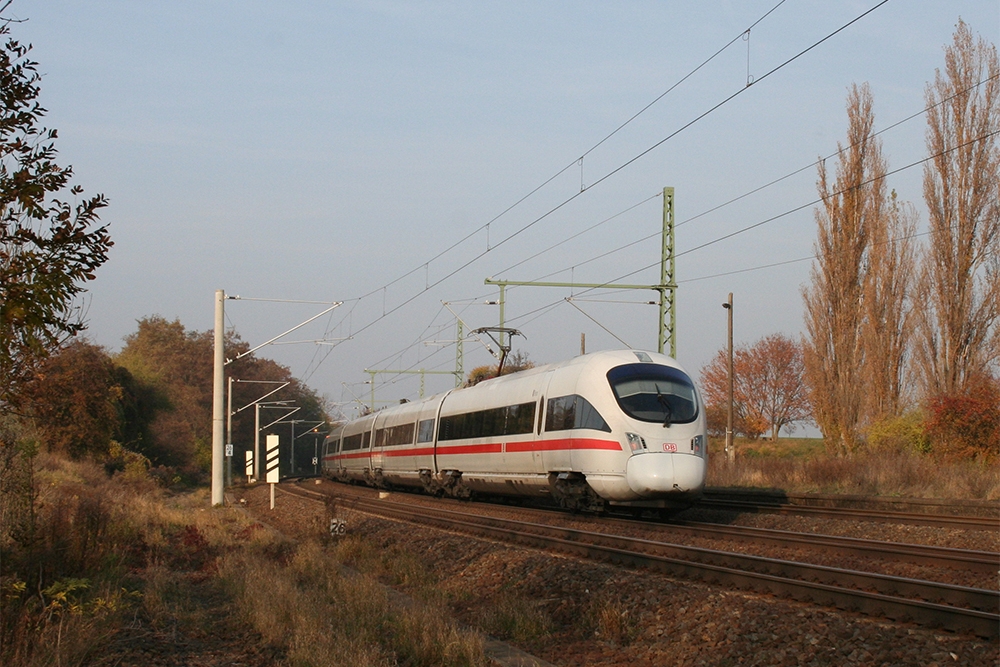 411 004 („Erfurt“) als ICE 1559 (Wiesbaden – Dresden) (Schkortleben, 06.11.2011)
