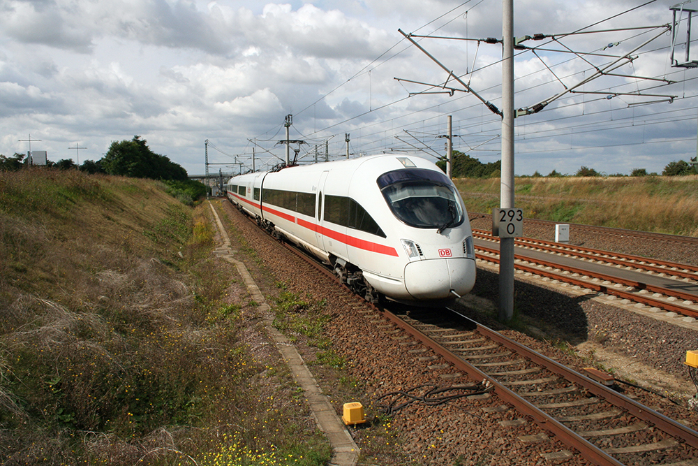 411 006 („Linz“ BB-Nummer 4011 092) und 415 006 („Kassel“) als ICE 1557 (Saarbrcken – Dresden) (Leipzig/Halle Flughafen, 18.09.2010)