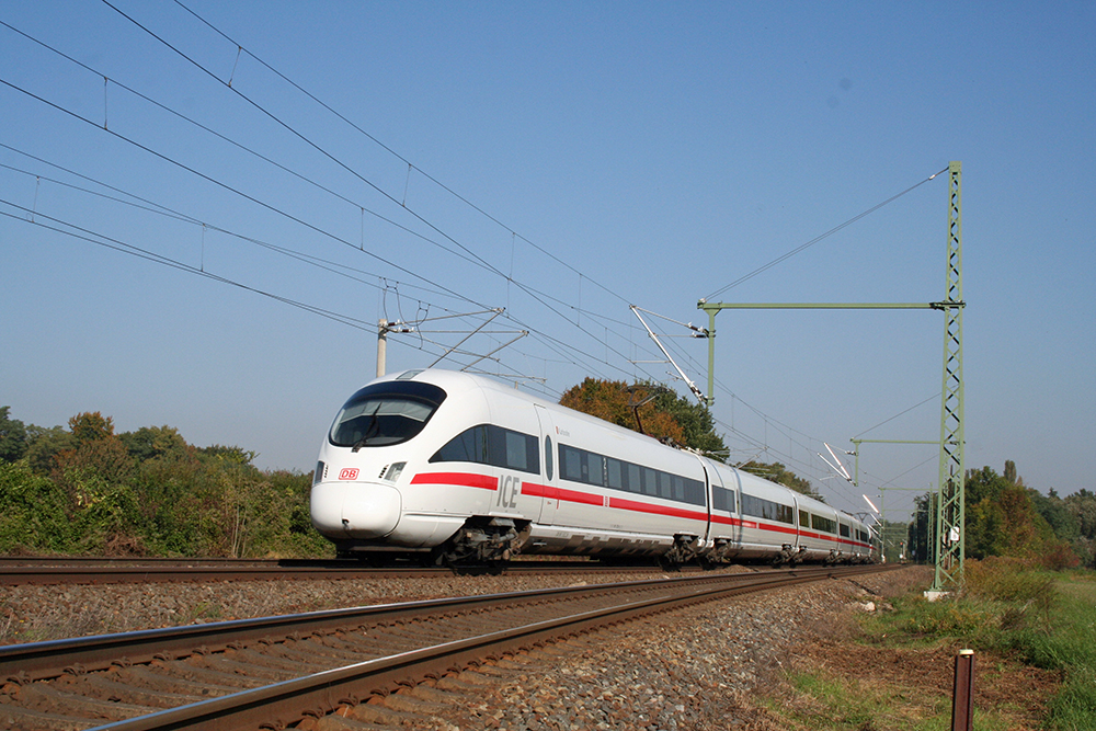 411 080 („Darmstadt“) und 415 002 (“Karlsruhe“) als ICE 1745 (Frankfurt/Main – Dresden) (Schkortleben, 10.10.2010)