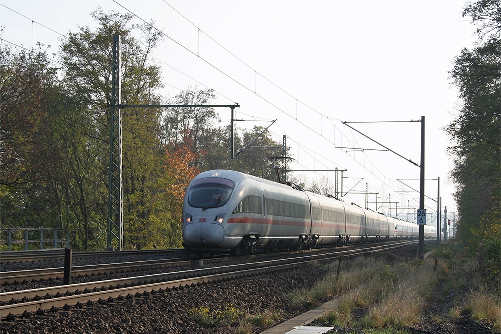 411 081 („Horb am Neckar“) und 411 066 als ICE 2888 (Mnchen – Leipzig – Berlin) (Schkortleben, 06.11.2011)
