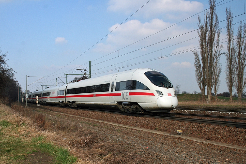 415 021 („Homburg/Saar“) zusammen mit 411 070 als ICE 109 (Hamburg – Leipzig – Innsbruck) (Schkortleben, 23.03.2012)