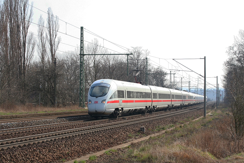 415 022 („Torgau“) und 411 031 („Trier“) als ICE 1559 (Wiesbaden – Dresden) (Schkortleben, 23.03.2012)