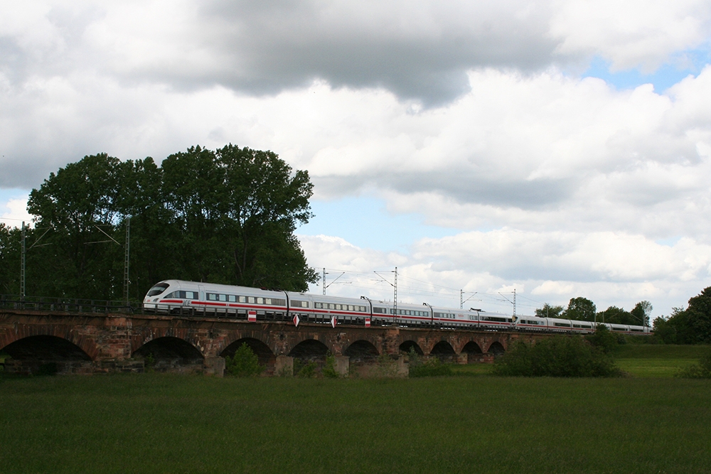 415 023 („Hansestadt Greifswald“) und 411 057 („Innsbruck“) als ICE 1558 (Dresden – Wiesbaden) (Bad Drrenberg, 16.05.2012)