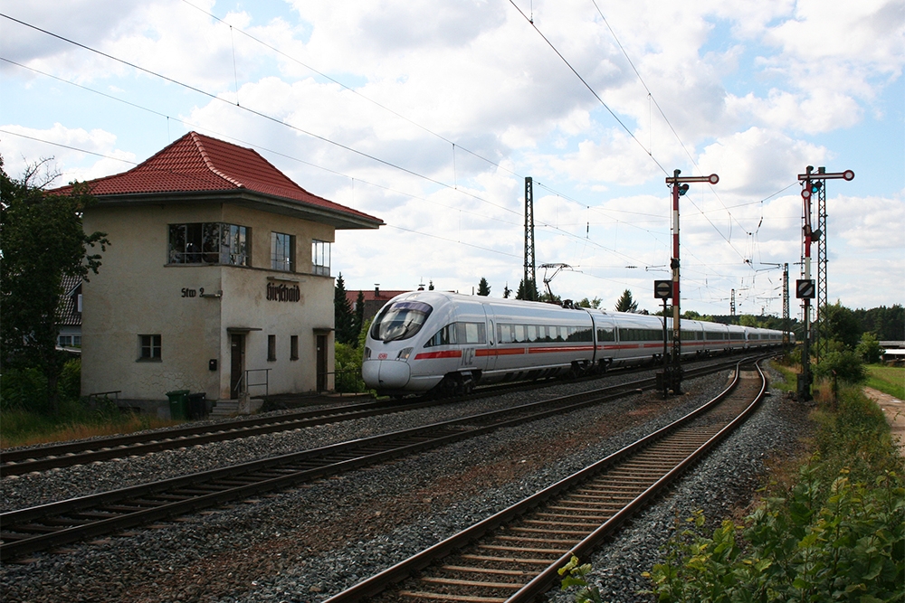 415 023 („Hansestadt Greifswald“) und 411 067 („Traunstein“) als ICE 109 (Hamburg – Innsbruck) in Hirschaid (22.07.2012)