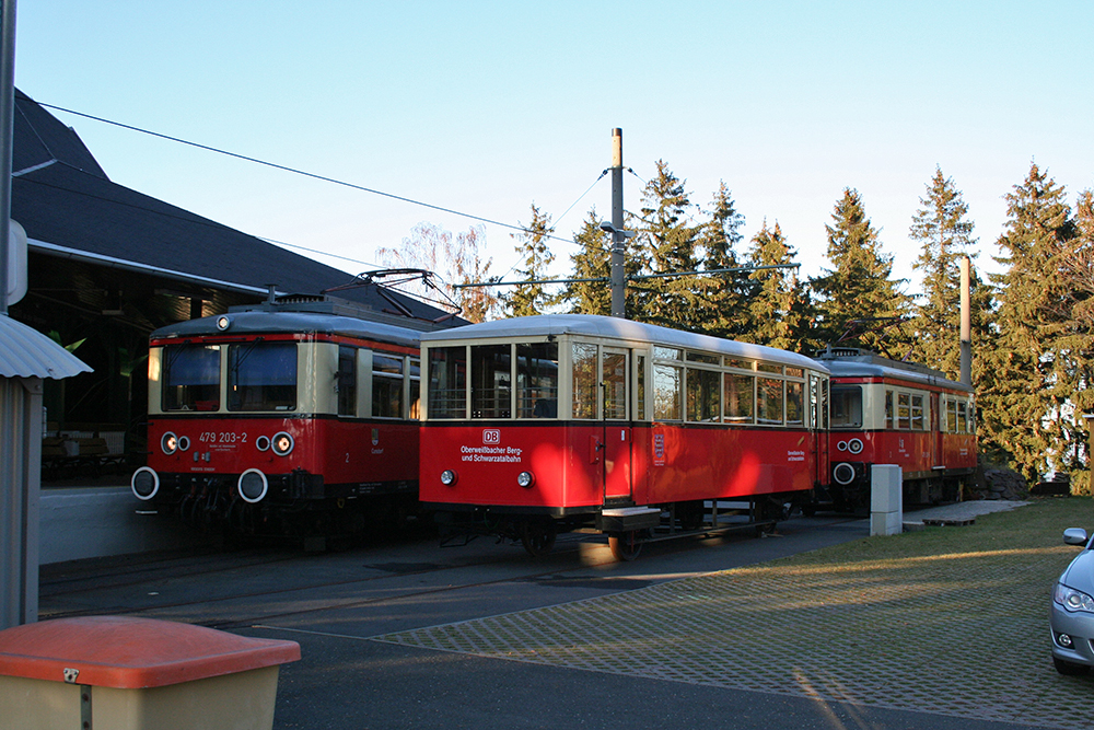 479 203 der Oberweibacher Bergbahn wartet auf die Rckfahrt nach Cursdorf in Lichtenhain (an der Bergbahn) (13.11.2011)