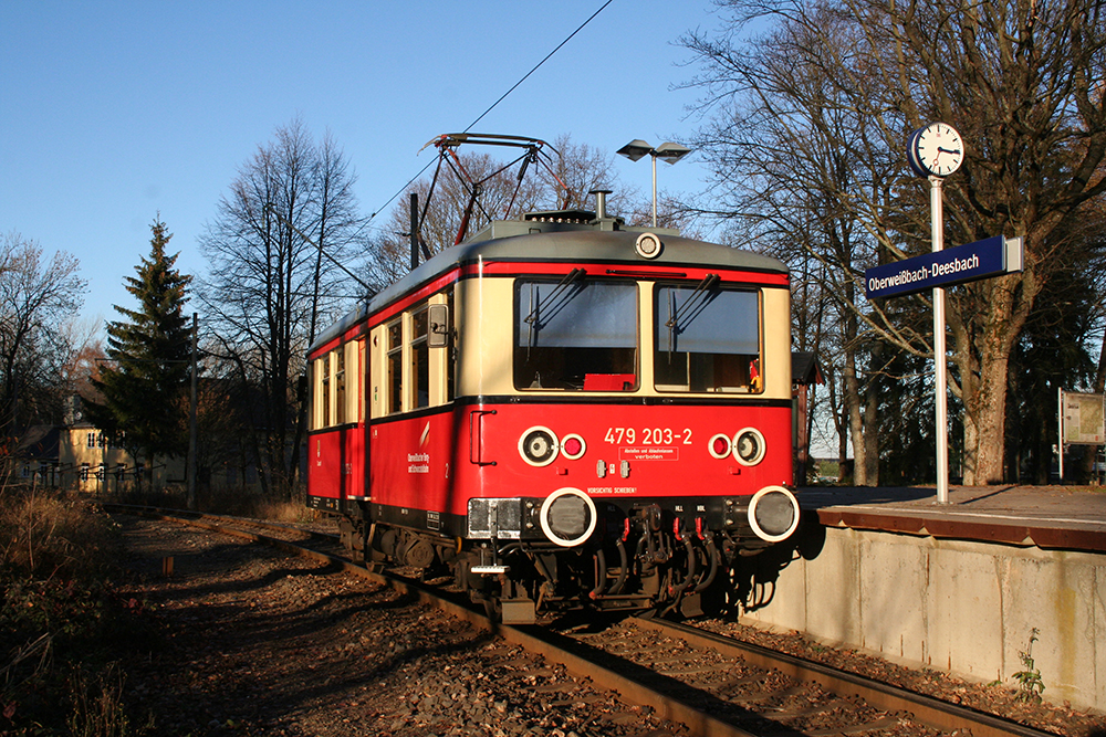 479 203 der Oberweibacher Bergbahn von Cursdorf nach Lichtenhain (an der Bergbahn), hier in Oberweibach-Deesbach (13.11.2011)