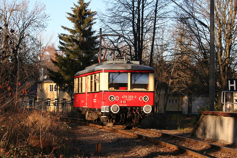 479 203 der Oberweibacher Bergbahn von Cursdorf nach Lichtenhain (an der Bergbahn), hier in Oberweibach-Deesbach (13.11.2011)