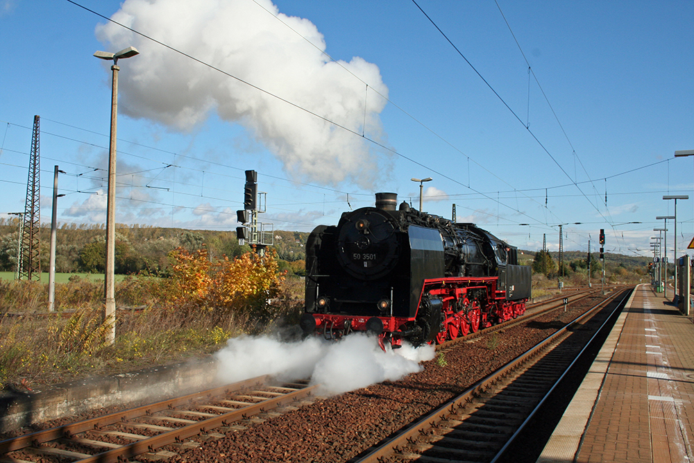 50 3501 vom Meininger Dampflokverein beim Kopf machen eines Sonderzuges von Eisenach ber Camburg und Naumburg nach Freyburg (Naumburg/Saale, 24.10.2010) 