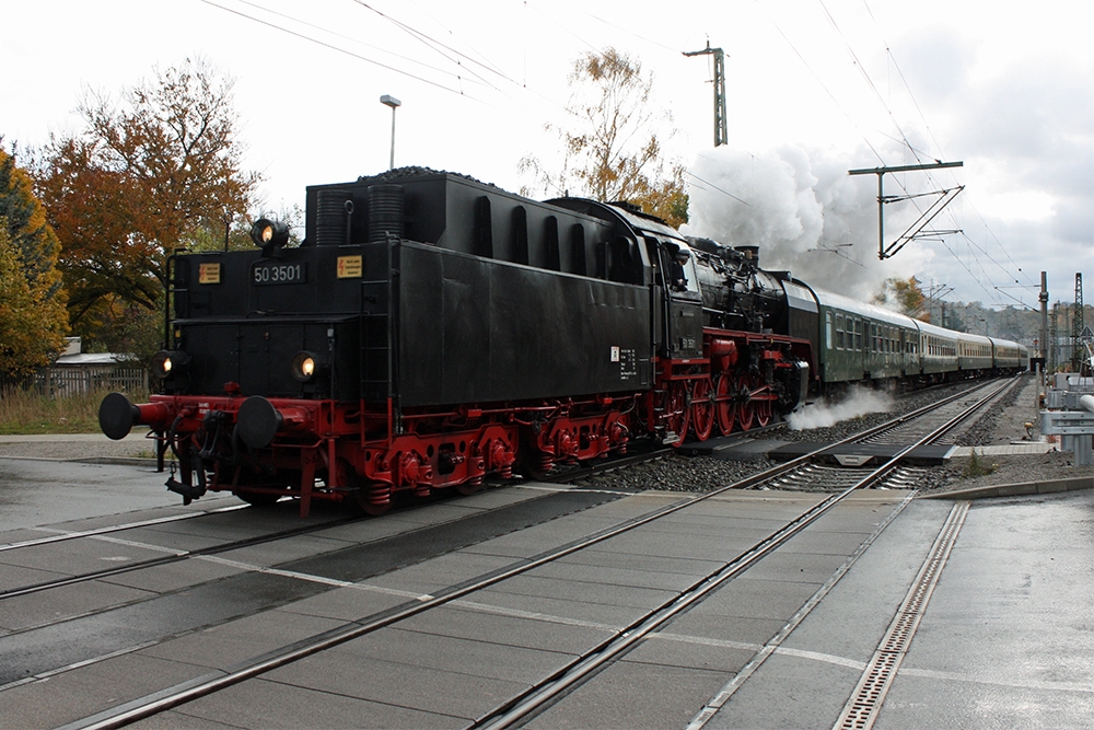 50 3501 vom Meininger Dampflokverein mit einem Sonderzug von Eisenach ber Camburg und Naumburg nach Freyburg bei der Abfahrt in Camburg/Saale (24.10.2010)
