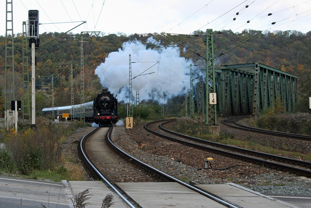 50 3501 vom Meininger Dampflokverein mit einem Sonderzug von Eisenach ber Camburg und Naumburg nach Freyburg (Gleisdreieck Groheringen, 24.10.2010) 