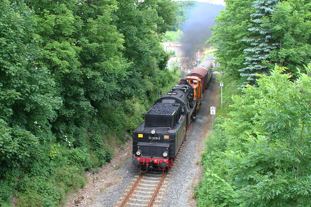 50 3616 und 106 992 vom VSE Eisenbahnmuseum Schwarzenberg e.V. mit einem Trafo-Transportzug von Markersbach ber Aue nach Thalheim, hier bei Lnitz (16.06.2012)
