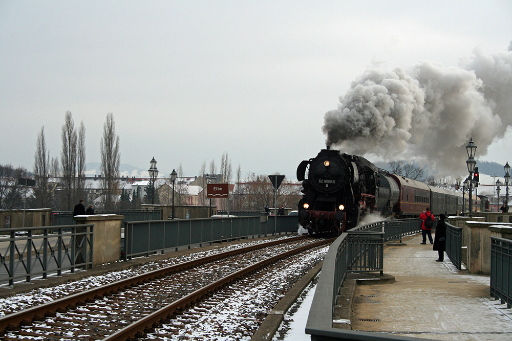 52 8080 der Ostschsischen Eisenbahnfreunde Lbau mit einem Sonderzug Pirna – Sebnitz – Bad Schandau auf der Elbrcke in Pirna (28.11.2010)
