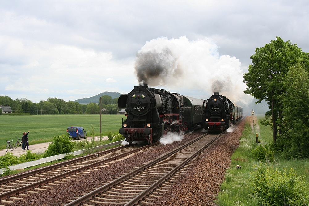 52 8080 der Ostschsischen Eisenbahnfreunde Lbau und 52 8079 der Dampf-Plus GmbH auf Parallelfahrt von Grlitz nach Lbau (nahe Gersdorf bei Grlitz, 13.05.2012)