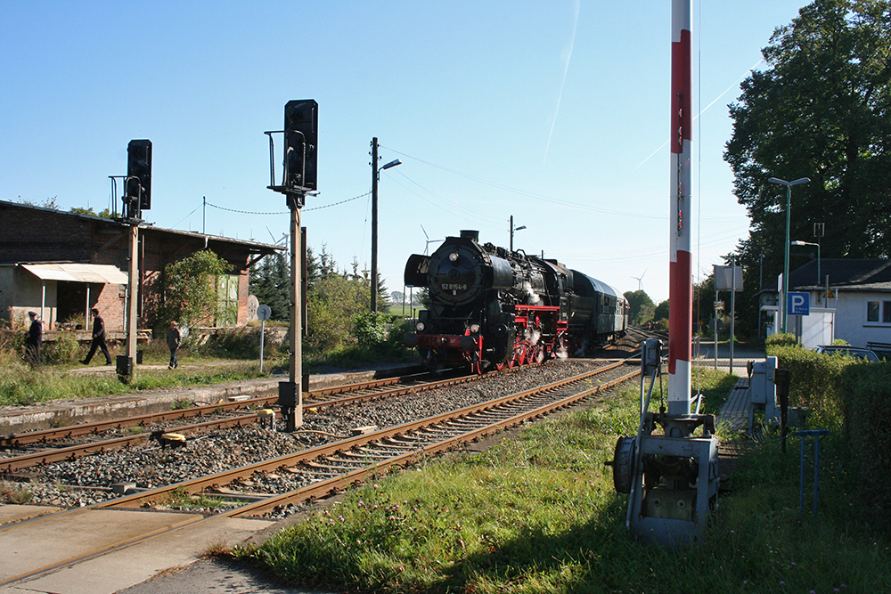 52 8154 vom Verein  Bayrischer Bahnhof zu Leipzig e.V.  mit dem Sonderzug  Burgenlandrundfahrt  (Leipzig – Zeitz – Weienfels – Halle/Saale – Delitzsch – Leipzig) in Prittitz (Strecke Zeitz - Teuchern - Weienfels). V75 018 (107 018) hing am Zugschluss (16.10.2011)