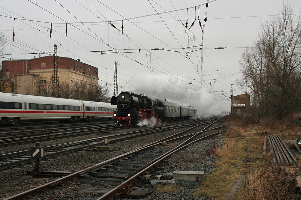 52 8154 vom Verein  Bayrischer Bahnhof zu Leipzig e.V.  mit einem Sonderzug von Leipzig nach Johanngeorgenstadt in Leipzig-Mockau (18.02.2012)