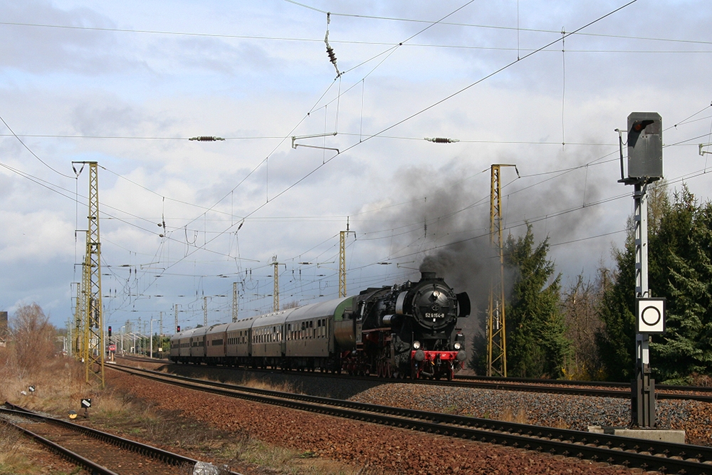52 8154 vom Verein  Bayrischer Bahnhof zu Leipzig e.V.  mit einem Sonderzug Dresden – Freiberg – Nossen – Meien – Dresden (Coswig bei Dresden, 31.03.2012)