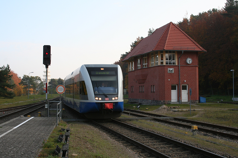 646 103 und 646 122 als UBB 29424 (Swinoujscie Centrum – Stralsund) bei der Einfahrt in Seebad Heringsdorf (30.10.2011)
