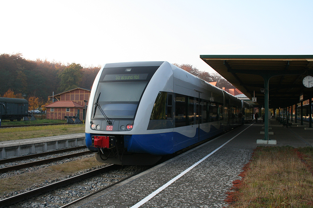 646 103 und 646 122 als UBB 29424 (Swinoujscie Centrum – Stralsund) bei der Einfahrt in Seebad Heringsdorf (30.10.2011)