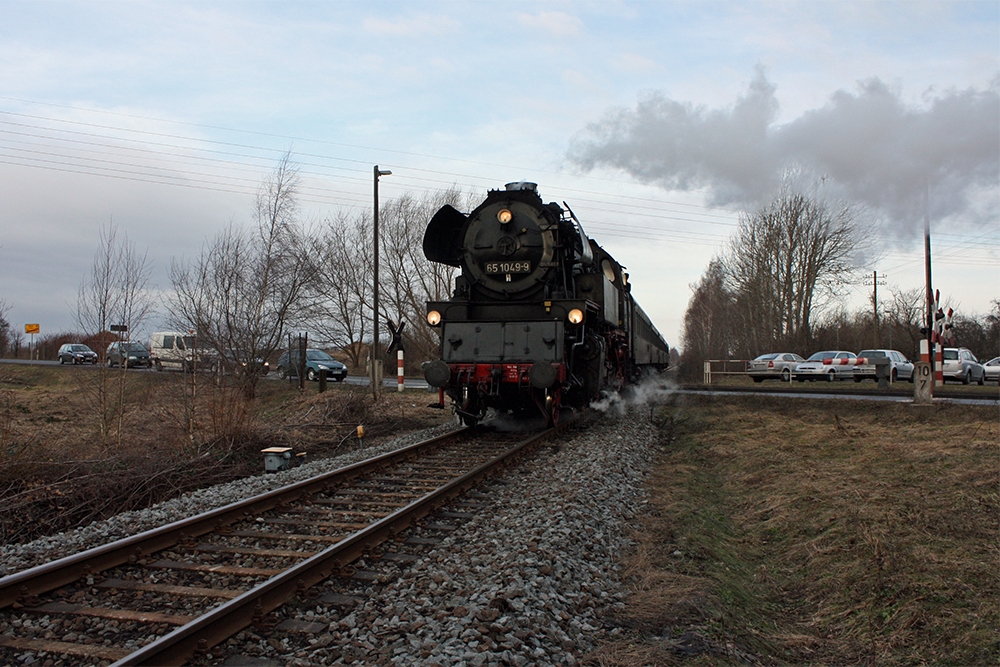 65 1049 vom Schsischen Eisenbahnmuseum Chemnitz-Hilbersdorf mit einem Fotopersonenzug bei der Plandampfveranstaltung „Dampf trifft Kohle 2011“, hier bei der Einfahrt von Zeitz in Meuselwitz (05.02.2011)