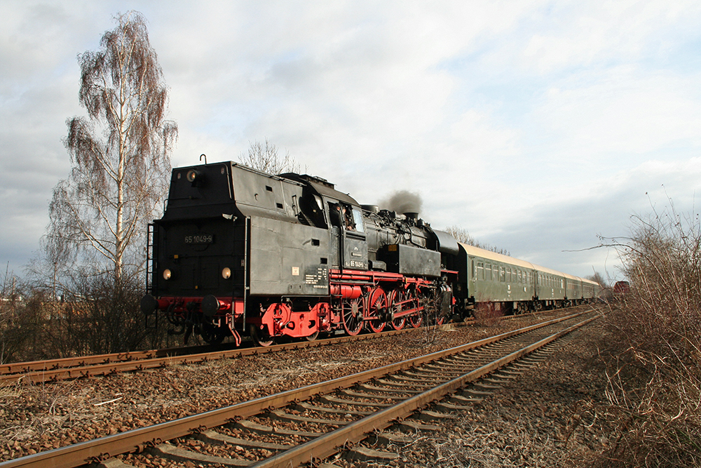 65 1049 vom Schsischen Eisenbahnmuseum Chemnitz-Hilbersdorf mit einem Fotopersonenzug bei der Plandampfveranstaltung „Dampf trifft Kohle 2011“, hier bei der Fahrt von Meuselwitz nach Zeitz in Trglitz (05.02.2011)