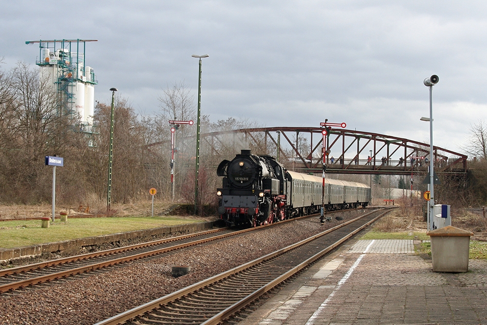 65 1049 vom Schsischen Eisenbahnmuseum Chemnitz-Hilbersdorf mit einem Fotopersonenzug bei der Plandampfveranstaltung „Dampf trifft Kohle 2011“, hier bei der Einfahrt von Zeitz in Deuben (05.02.2011)