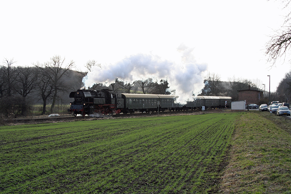65 1049 vom Schsischen Eisenbahnmuseum Chemnitz-Hilbersdorf mit einem Fotopersonenzug bei der Plandampfveranstaltung „Dampf trifft Kohle 2011“, hier bei der Abfahrt von Wetterzeube nach Zeitz in Haynsburg (05.02.2011)