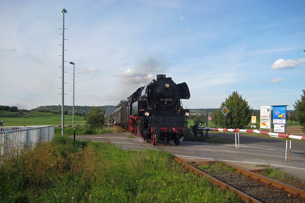 65 1049 vom Schsischen Eisenbahnmuseum Chemnitz-Hilbersdorf mit einem Sonderzug von Freyburg/Unstrut nach Chemnitz kurz vor Kleinjena (11.09.2010)