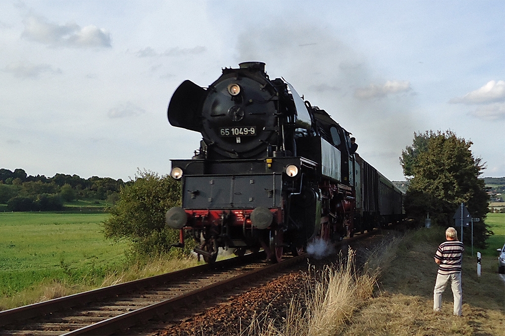 65 1049 vom Schsischen Eisenbahnmuseum Chemnitz-Hilbersdorf mit einem Sonderzug von Freyburg/Unstrut nach Chemnitz kurz vor Kleinjena (11.09.2010)