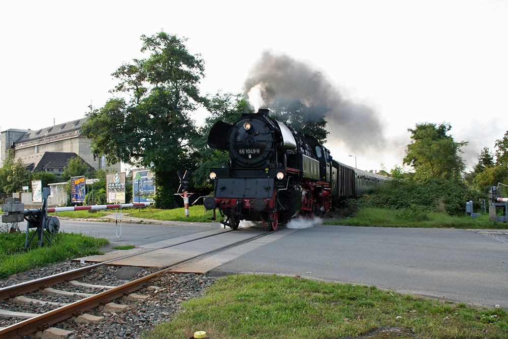65 1049 vom Schsischen Eisenbahnmuseum Chemnitz-Hilbersdorf mit einem Sonderzug von Freyburg/Unstrut nach Chemnitz in Naumburg/Saale Ost (11.09.2010)