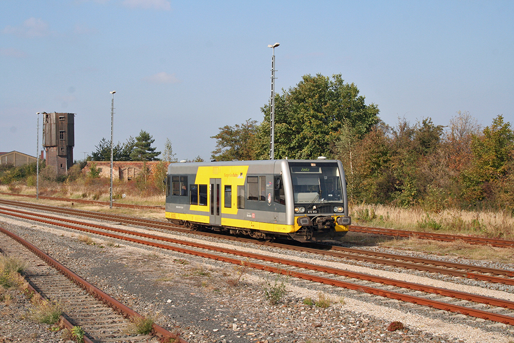 672 913 der Burgenlandbahn als RB 34719 (Weienfels – Zeitz) (Teuchern, 24.10.2011)