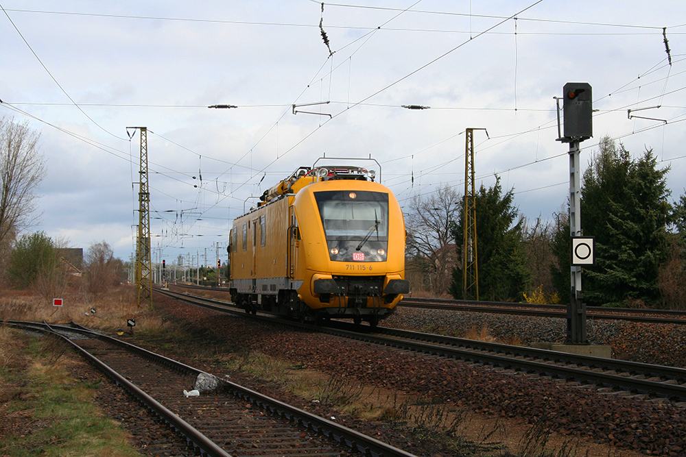 711 115 in Richtung Dresden (Coswig bei Dresden, 31.03.2012)