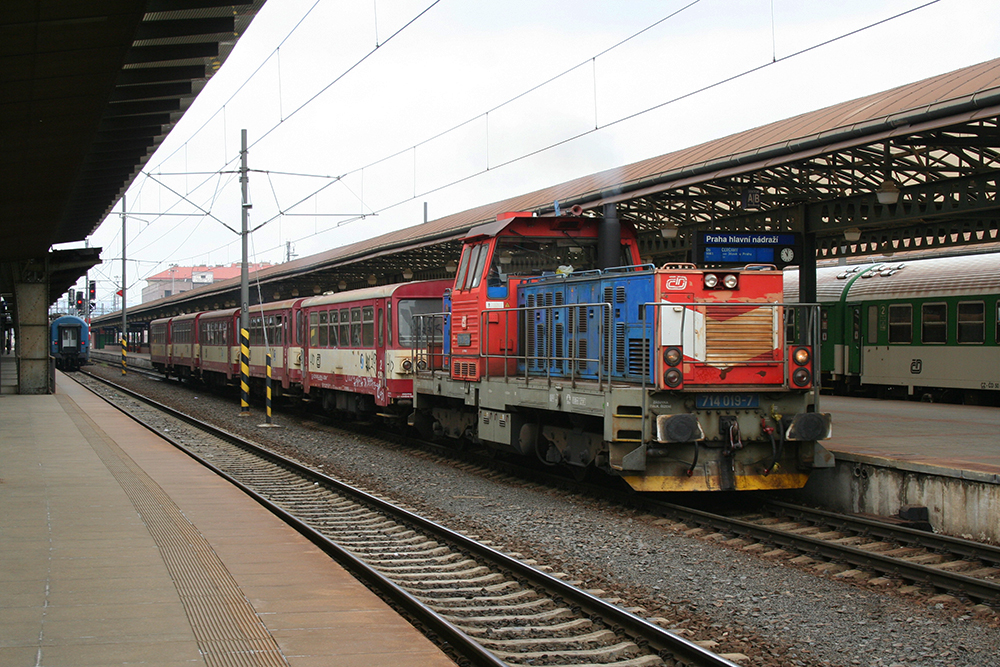 714 019 mit Os 9061 (Praha hl.n. – Cercany) (Praha hl. n., 25.05.2013)