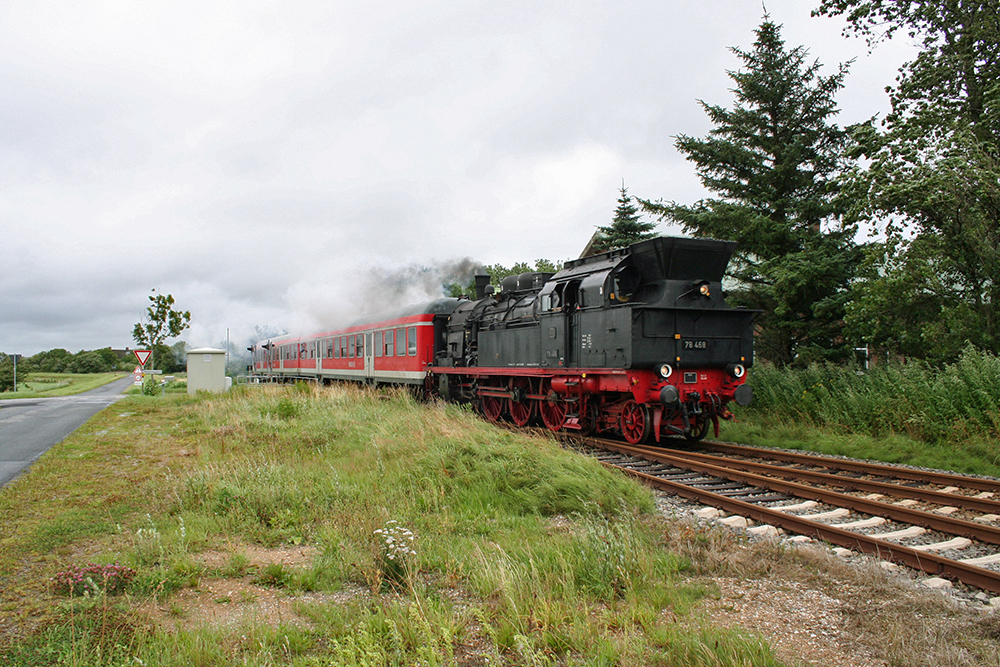 78 468 vom Eisenbahn-Tradition e.V. Lengerich an der Ausweichstelle Blocksberg mit NEG-Zug 15 (Niebll - Dagebll Mole) (23.07.2011)