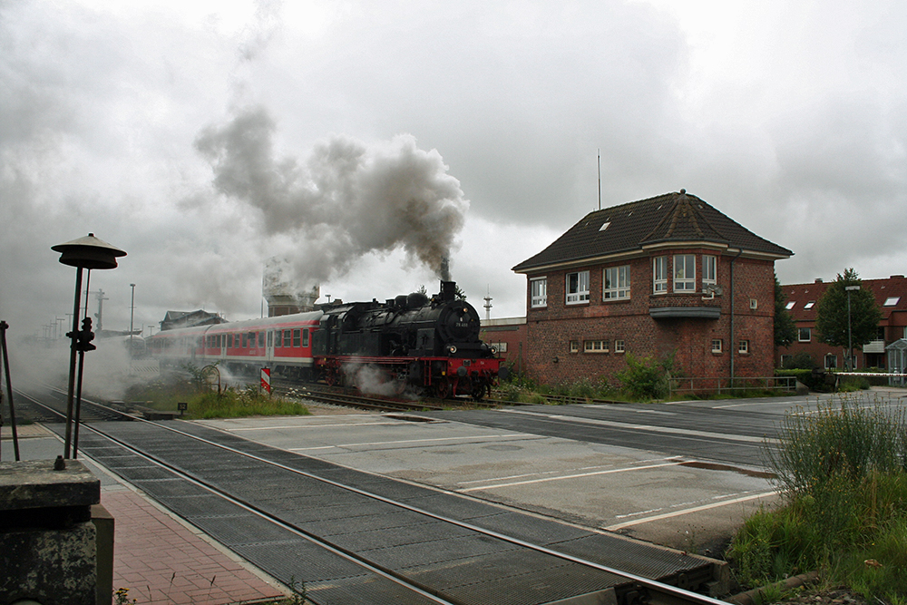 78 468 vom Eisenbahn-Tradition e.V. Lengerich im Bahnhof Niebll, nachdem sie die beiden Kurswagen aus Dagebll Mole an den IC 2315 (Westerland/Sylt – Dsseldorf – Frankfurt/Main) bergeben hat (23.07.2011)