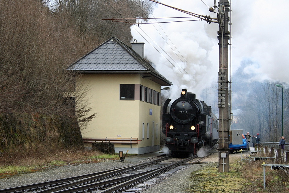 78 618 der GEG mit dem IGE-Sonderzug  Winterdampffahrt durchs Gesuse  in Reichraming bei einer Scheinanfahrt (06.01.2012)